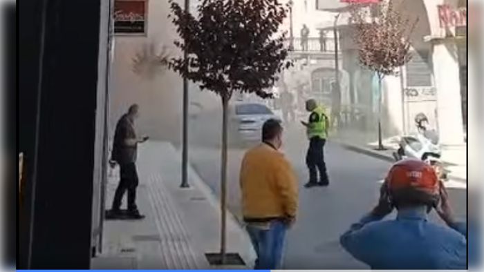 Φωτιά σε ΙΧ ξέσπασε στο κέντρο της Τρίπολης! (vd)