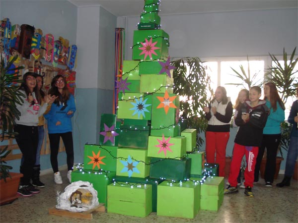 Ένα πρωτότυπο χριστουγεννιάτικο δέντρο στο 3ο Γυμνάσιο Τρίπολης (εικόνες)!