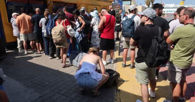 Απόλυτο χάος με τον απόπλου στα λιμάνια - 9 μποφόρ ως και την Κυριακή! (vd)