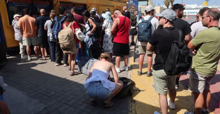 Απόλυτο χάος με τον απόπλου στα λιμάνια - 9 μποφόρ ως και την Κυριακή! (vd)