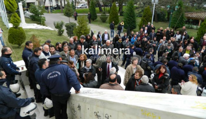 &quot;Δυνάμεις καταστολής στην πρώτη εμφάνιση Νίκα&quot; είδε η παράταξη Τατούλη - Ξέχασαν τα ΜΑΤ έξω από το περιφερειακό συμβούλιο;