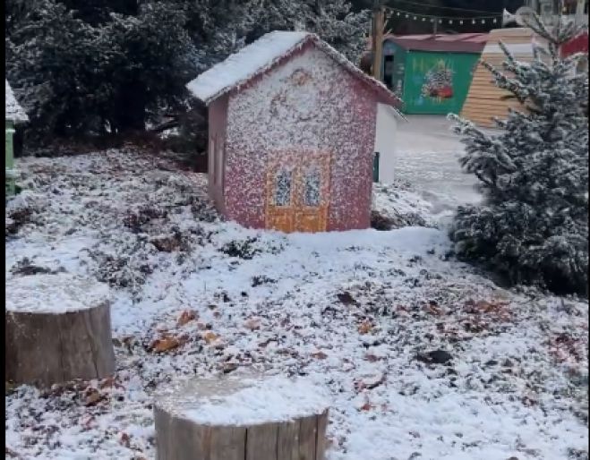 Τα πρώτα "χιόνια" στο Χριστουγεννιάτικο Χωριό της Τρίπολης! (vd)