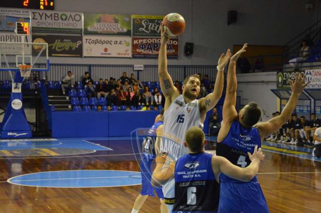 &Tau;&zeta;&omicron;&upsilon;&gamma;&kappa;&alpha;&rho;ά&kappa;&eta;&sigmaf;: "&Mu;&pi;&rho;&omicron;&sigma;&tau;ά &mu;&alpha;&sigmaf; &upsilon;&pi;ά&rho;&chi;&epsilon;&iota; &mu;ό&nu;&omicron; έ&nu;&alpha; &alpha;&pi;&omicron;&tau;έ&lambda;&epsilon;&sigma;&mu;&alpha;... &eta; &nu;ί&kappa;&eta;"