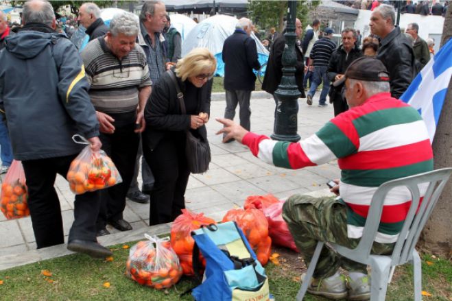 Οι αγρότες μoιράζουν πορτοκάλια στο Σύνταγμα (εικόνες)