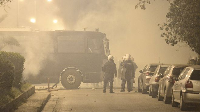 Επεισόδια στη Νέα Σμύρνη | Κουκουλοφόροι πετούν μολότοφ - Συνθήματα για τον Κουφοντίνα (live)