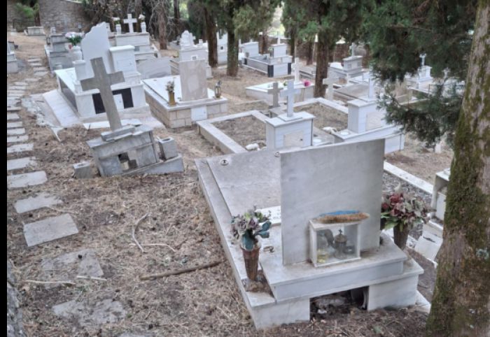 "Για μια ακόμη χρονιά ο Δήμος Γορτυνίας, ΔΕΝ καθάρισε το Νεκροταφείο Ζάτουνας. Το έργο αυτό ανέλαβαν Ζατουνίτες με δικά τους χρήματα"
