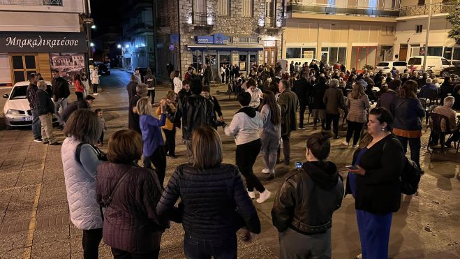 Παραδοσιακό γλέντι με ζωντανή μουσική στην πλατεία Βαλτετσίου (εικόνες - βίντεο)