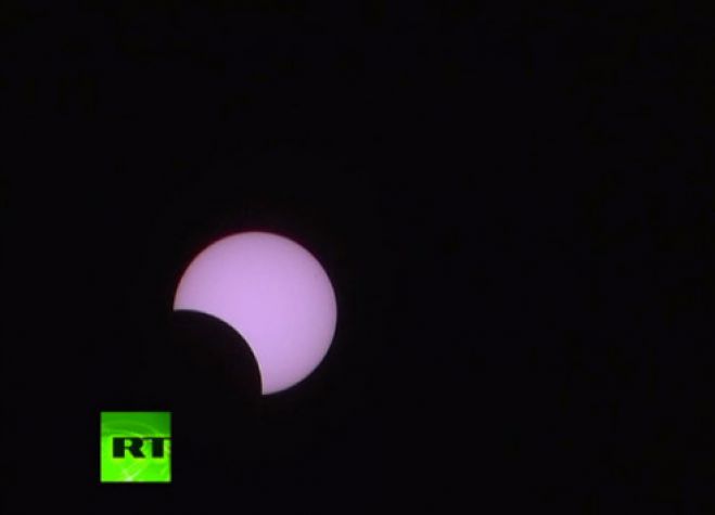 Έκλειψη Ηλίου live: Δείτε το υπέροχο φαινόμενο (vd)