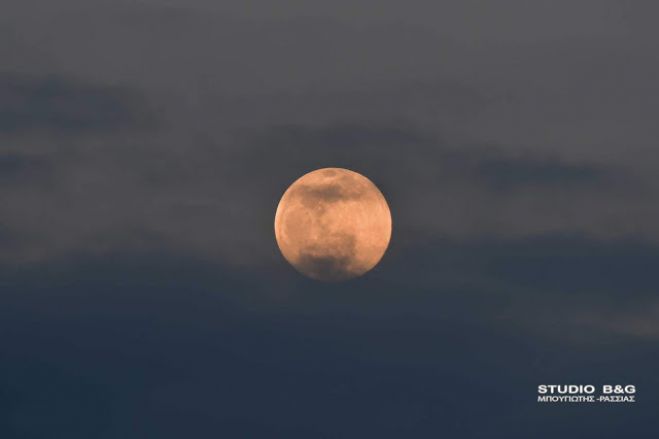 &Eta; "&pi;&alpha;&nu;&sigma;έ&lambda;&eta;&nu;&omicron;&sigmaf; &tau;&omicron;&upsilon; &chi;&iota;&omicron;&nu;&iota;&omicron;ύ" &pi;ά&nu;&omega; &alpha;&pi;ό &tau;&omicron; &Nu;&alpha;ύ&pi;&lambda;&iota;&omicron; (vd)