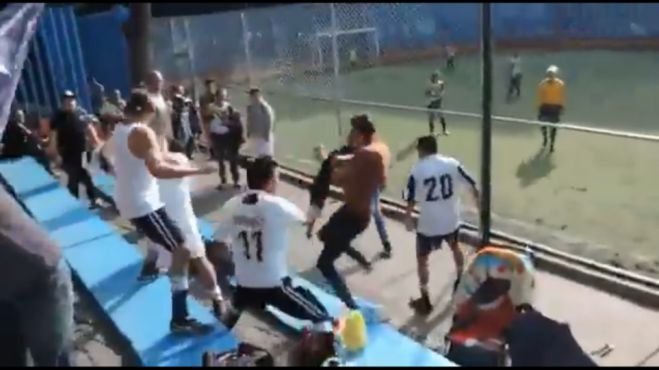 Γονείς πλακώθηκαν στο ξύλο σε αγώνα παιδικού πρωταθλήματος στο Μεξικό (vd)