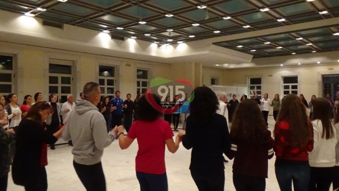 &Mu;&epsilon;&gamma;ά&lambda;&eta; &sigma;&upsilon;&mu;&mu;&epsilon;&tau;&omicron;&chi;ή &sigma;&tau;&omicron; &Sigma;&epsilon;&mu;&iota;&nu;ά&rho;&iota;&omicron; &Pi;&omicron;&nu;&tau;&iota;&alpha;&kappa;ώ&nu; &chi;&omicron;&rho;ώ&nu; &sigma;&tau;&eta;&nu; &Tau;&rho;ί&pi;&omicron;&lambda;&eta;! (vd)