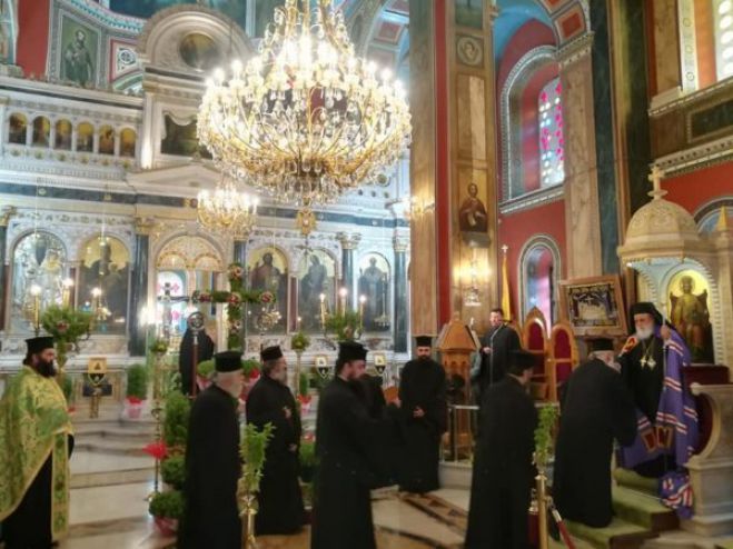 &Tau;&rho;ί&pi;&omicron;&lambda;&eta; | &Tau;&eta;&nu; &Tau;&rho;ί&tau;&eta; &eta; &Alpha;&kappa;&omicron;&lambda;&omicron;&upsilon;&theta;ί&alpha; &tau;&omega;&nu; &Chi;&alpha;&iota;&rho;&epsilon;&tau;&iota;&sigma;&mu;ώ&nu; &tau;&omicron;&upsilon; &Tau;&iota;&mu;ί&omicron;&upsilon; &Sigma;&tau;&alpha;&upsilon;&rho;&omicron;ύ