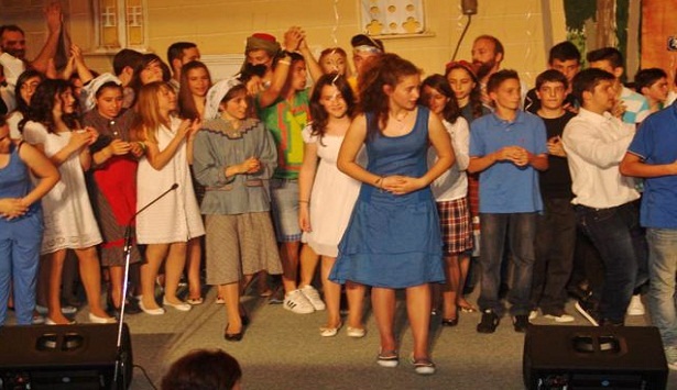 &Epsilon;&lambda;&lambda;&eta;&nu;&iota;&kappa;&omicron;ί &chi;&omicron;&rho;&omicron;ί &kappa;&alpha;&iota; έ&theta;&iota;&mu;&alpha; &alpha;&nu;&alpha;&beta;ί&omega;&sigma;&alpha;&nu; &sigma;&epsilon; &pi;&alpha;&rho;ά&sigma;&tau;&alpha;&sigma;&eta; &mu;&alpha;&theta;&eta;&tau;ώ&nu; &kappa;&alpha;&iota; &kappa;&alpha;&theta;&eta;&gamma;&eta;&tau;ώ&nu; &tau;&omicron;&upsilon; 3&omicron;&upsilon; &Gamma;&upsilon;&mu;&nu;&alpha;&sigma;ί&omicron;&upsilon; &Tau;&rho;ί&pi;&omicron;&lambda;&eta;&sigmaf; (vd)