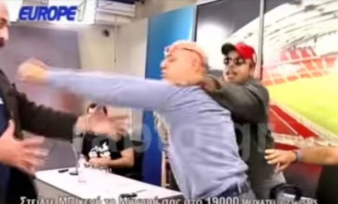 Χαμός σε τηλεοπτική εκπομπή - Εισβολή οπαδού και ξύλο σε ... απευθείας μετάδοση (vd)