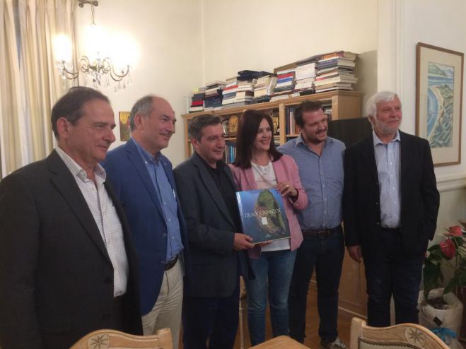 &Eta; &sigma;&upsilon;&nu;ά&nu;&tau;&eta;&sigma;&eta; &Tau;&alpha;&tau;&omicron;ύ&lambda;&eta; - &Kappa;&alpha;&mu;ί&nu;&eta; &sigma;&tau;&eta;&nu; &Tau;&rho;ί&pi;&omicron;&lambda;&eta;! (&epsilon;&iota;&kappa;ό&nu;&epsilon;&sigmaf;)