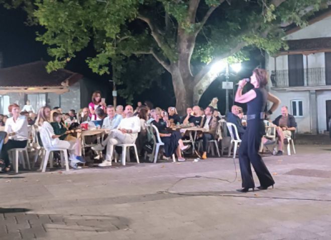 &Rho;&omicron;&epsilon;&iota;&nu;ό | &Mu;ί&alpha; &upsilon;&pi;έ&rho;&omicron;&chi;&eta; &mu;&omicron;&upsilon;&sigma;&iota;&kappa;ή &beta;&rho;&alpha;&delta;&iota;ά &mu;&epsilon; &tau;&eta;&nu; &Kappa;&omega;&nu;&sigma;&tau;&alpha;&nu;&tau;ί&nu;&alpha;! (vd)