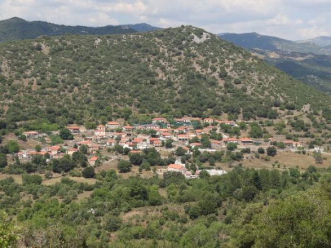 &Sigma;&tau;&eta;&nu; Ά&nu;&omega; &Delta;&alpha;&beta;&iota;ά &omicron; &Epsilon;&Omicron;&Sigma; &Tau;&rho;ί&pi;&omicron;&lambda;&eta;&sigmaf;