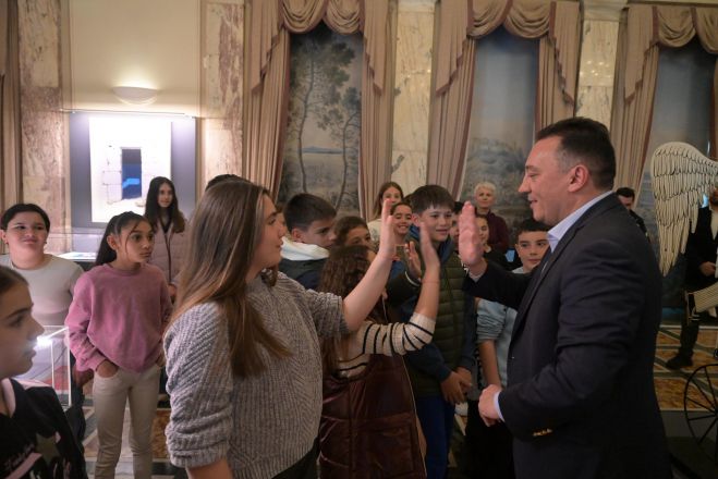 &Epsilon;&pi;ί&sigma;&kappa;&epsilon;&psi;&eta; &mu;&alpha;&theta;&eta;&tau;ώ&nu; &tau;&omicron;&upsilon; &Delta;&eta;&mu;&omicron;&tau;&iota;&kappa;&omicron;ύ &Sigma;&chi;&omicron;&lambda;&epsilon;ί&omicron;&upsilon; &Beta;&epsilon;&rho;&beta;έ&nu;&omega;&nu; &sigma;&tau;&eta; &Beta;&omicron;&upsilon;&lambda;ή &ndash; &Upsilon;&pi;&omicron;&delta;&omicron;&chi;ή &alpha;&pi;ό &tau;&omicron;&nu; &Kappa;ώ&sigma;&tau;&alpha; &Beta;&lambda;ά&sigma;&eta; (&epsilon;&iota;&kappa;ό&nu;&epsilon;&sigmaf;)