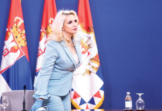 Ο &quot;θηλυκός Τσιόδρας&quot; | Η εντυπωσιακή, ξανθιά, επιδημιολόγος που καθηλώνει τους Σέρβους!