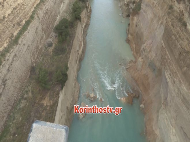 Έκλεισε ο Ισθμός | Ολόκληρη πλαγιά κατάπεσε μέσα στο κανάλι της Διώρυγας της Κορίνθου (vd)