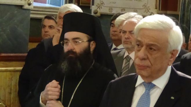 &Eta; &delta;ή&lambda;&omega;&sigma;&eta; &tau;&omicron;&upsilon; &Pi;&rho;&omicron;έ&delta;&rho;&omicron;&upsilon; &tau;&eta;&sigmaf; &Delta;&eta;&mu;&omicron;&kappa;&rho;&alpha;&tau;ί&alpha;&sigmaf; &mu;&epsilon;&tau;ά &tau;&eta;&nu; &kappa;&alpha;&tau;ά&theta;&epsilon;&sigma;&eta; &sigma;&tau;&epsilon;&phi;ά&nu;&omicron;&upsilon; &sigma;&tau;&omicron;&nu; &Alpha;&nu;&delta;&rho;&iota;ά&nu;&tau;&alpha; &tau;&omicron;&upsilon; &Kappa;&omicron;&lambda;&omicron;&kappa;&omicron;&tau;&rho;ώ&nu;&eta; (vd)