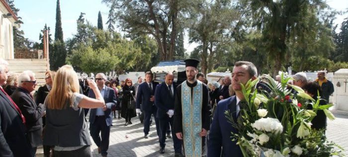 T&epsilon;&lambda;&epsilon;&upsilon;&tau;&alpha;ί&omicron; &laquo;&alpha;&nu;&tau;ί&omicron;&raquo; &sigma;&tau;&omicron;&nu; &Phi;&alpha;ί&delta;&omega;&nu;&alpha; &Gamma;&epsilon;&omega;&rho;&gamma;ί&tau;&sigma;&eta; - &Pi;&lambda;ή&theta;&omicron;&sigmaf; &kappa;ό&sigma;&mu;&omicron;&upsilon; &kappa;&alpha;&iota; &sigma;&upsilon;&gamma;&kappa;ί&nu;&eta;&sigma;&eta; (&epsilon;&iota;&kappa;ό&nu;&epsilon;&sigmaf;)