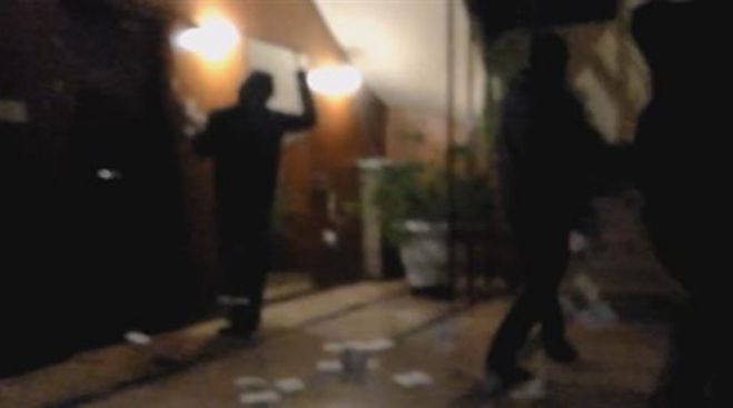 Βίντεο ντοκουμέντο | Η στιγμή της επίθεσης αναρχικών σε δικηγορικά γραφεία (vd)