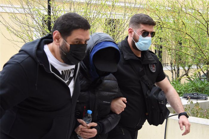 &Sigma;&upsilon;&nu;&epsilon;&lambda;ή&phi;&theta;&eta; &kappa;&alpha;&iota; &pi;ά&lambda;&iota; &omicron; &Mu;έ&nu;&iota;&omicron;&sigmaf; &Phi;&omicron;&upsilon;&rho;&theta;&iota;ώ&tau;&eta;&sigmaf;