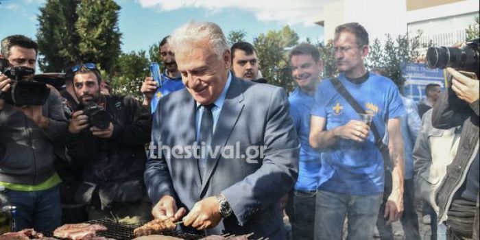 Ο Παναγιώτης Ψωμιάδης έψησε σουβλάκια στο μπάρμπεκιου στα Διαβατά (vd)