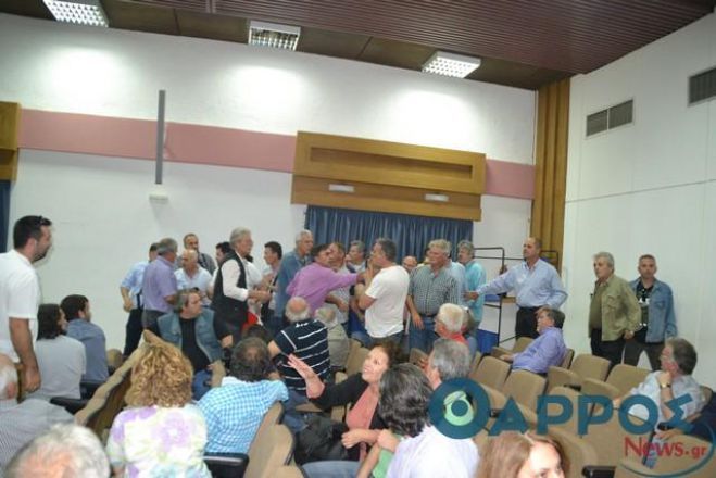Ένταση και διαμαρτυρίες στην ομιλία Κατρούγκαλου στην Καλαμάτα (vd)