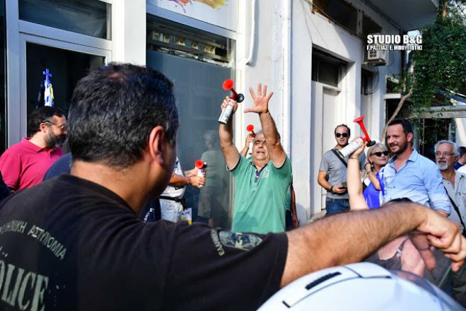 Αποδοκιμασίες και συνθήματα κατά του Υφυπουργού Εργασίας στο Άργος! (εικόνες)
