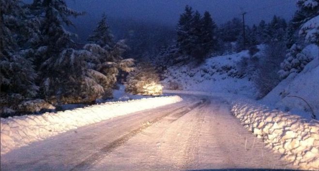 Πυκνό χιόνι στο δρόμο Κοσμάς- Γεράκι (εικόνες)