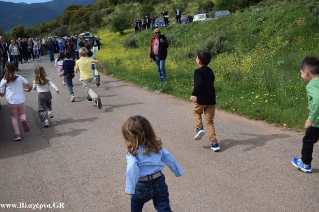 Tο τρέξιμο για την κουλούρα του “Αγιώργη” | Το έθιμο που αναβίωσε και φέτος στη Βλαχέρνα! (εικόνες)
