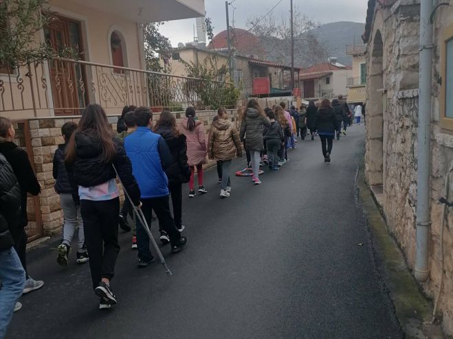 Το έθιμο του Κουτσοφλέβαρου αναβίωσε από το Δημοτικό Σχολείο Αγίου Ανδρέα - Πραστού! (vd)