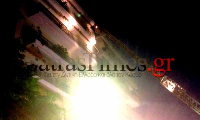 Πάτρα: Φωτιά σε πολυκατοικία - Απεγκλωβίστηκαν τρία άτομα (vd)