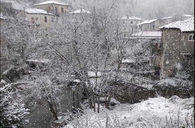 Πανέμορφη η χιονισμένη Στεμνίτσα (εικόνες)