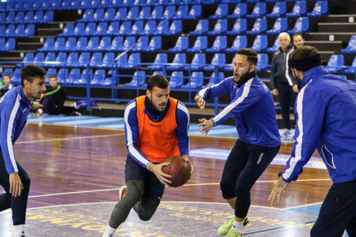 &Omicron;&iota; &pi;&alpha;ί&chi;&tau;&epsilon;&sigmaf; &tau;&omicron;&upsilon; &Alpha;&sigma;&tau;έ&rho;&alpha; έ&kappa;&alpha;&nu;&alpha;&nu; &pi;&rho;&omicron;&pi;ό&nu;&eta;&sigma;&eta; ... &mu;&pi;ά&sigma;&kappa;&epsilon;&tau;! (&epsilon;&iota;&kappa;ό&nu;&epsilon;&sigmaf;)