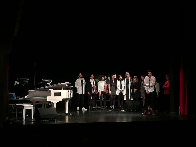 "Colors" | Έ&nu;&alpha; &pi;&omicron;&lambda;ύ&chi;&rho;&omega;&mu;&omicron; &tau;&alpha;&xi;ί&delta;&iota; &sigma;&tau;&omicron; &mu;&epsilon;&gamma;&alpha;&lambda;&epsilon;ί&omicron; &tau;&eta;&sigmaf; &alpha;&nu;&theta;&rho;ώ&pi;&iota;&nu;&eta;&sigmaf; &zeta;&omega;ή&sigmaf; &sigma;&tau;&omicron; &Mu;&alpha;&lambda;&lambda;&iota;&alpha;&rho;&omicron;&pi;&omicron;ύ&lambda;&epsilon;&iota;&omicron; &Theta;έ&alpha;&tau;&rho;&omicron; (&epsilon;&iota;&kappa;ό&nu;&epsilon;&sigmaf;)