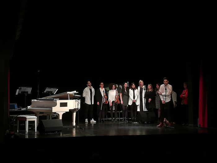 "Colors" | Έ&nu;&alpha; &pi;&omicron;&lambda;ύ&chi;&rho;&omega;&mu;&omicron; &tau;&alpha;&xi;ί&delta;&iota; &sigma;&tau;&omicron; &mu;&epsilon;&gamma;&alpha;&lambda;&epsilon;ί&omicron; &tau;&eta;&sigmaf; &alpha;&nu;&theta;&rho;ώ&pi;&iota;&nu;&eta;&sigmaf; &zeta;&omega;ή&sigmaf; &sigma;&tau;&omicron; &Mu;&alpha;&lambda;&lambda;&iota;&alpha;&rho;&omicron;&pi;&omicron;ύ&lambda;&epsilon;&iota;&omicron; &Theta;έ&alpha;&tau;&rho;&omicron; (&epsilon;&iota;&kappa;ό&nu;&epsilon;&sigmaf;)
