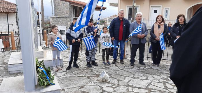 Πυρρή Γορτυνίας | Συγκίνηση για την παρέλαση μικρών παιδιών στο χωριό (vd)