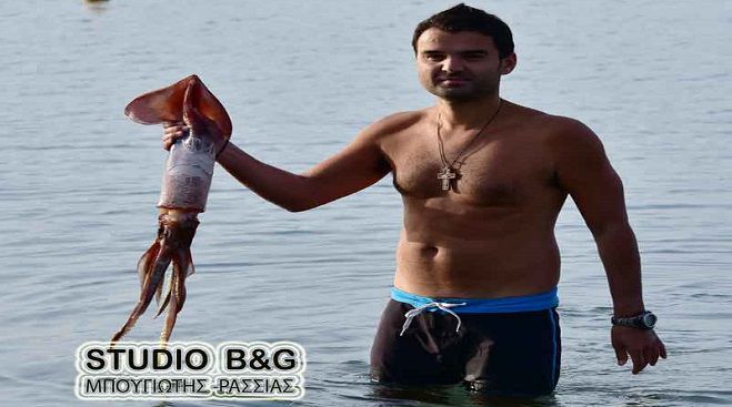 Τεράστιο καλαμάρι στην Καραθώνα! (vd)