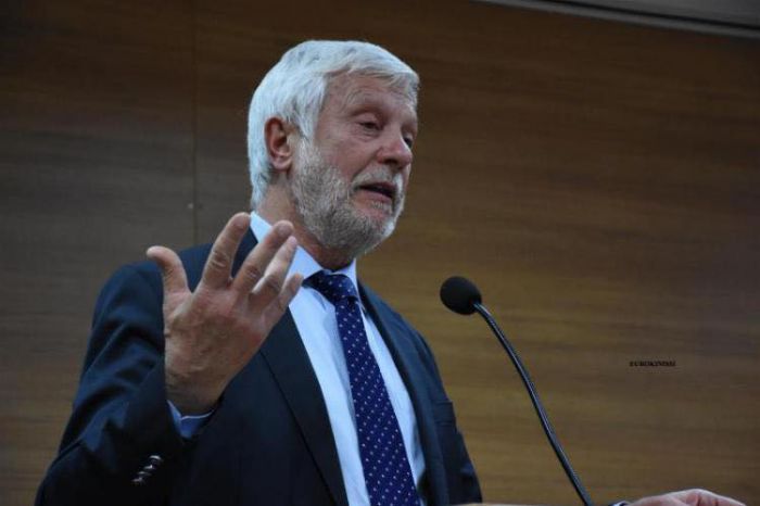 &Tau;&alpha;&tau;&omicron;ύ&lambda;&eta;&sigmaf;: "&Omicron; &kappa;.&Nu;ί&kappa;&alpha;&sigmaf; &kappa;&iota;&nu;&epsilon;ί&tau;&alpha;&iota; &kappa;&alpha;&iota; &delta;&rho;&alpha; &alpha;&pi;&omicron;&kappa;&lambda;&epsilon;&iota;&sigma;&tau;&iota;&kappa;ά &sigma;&tau;&omicron; &mu;&iota;&kappa;&rho;ό&kappa;&omicron;&sigma;&mu;&omicron; &tau;&omicron;&upsilon;, &chi;&omega;&rho;ί&sigmaf; ό&rho;&alpha;&mu;&alpha;"
