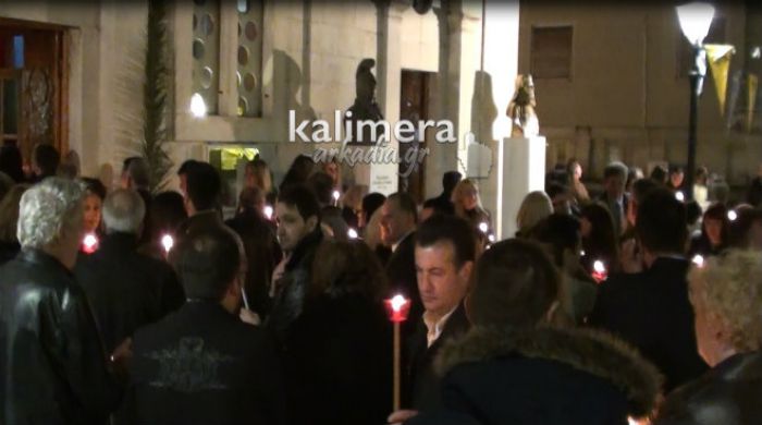 Η τελετή της Αναστάσεως στην κεντρική πλατεία της Τρίπολης (vd)