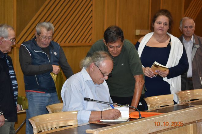 "Ταξιδευτής στα άβατα" | Κατάμεστο από κόσμο το Δημαρχείο Καλλιθέας για το νέο βιβλίο ποιημάτων του Γιώργου Παναγιωτακόπουλου (εικόνες)