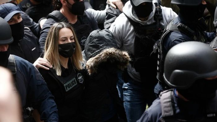 Ύ&pi;&omicron;&pi;&tau;&eta; &gamma;&iota;&alpha; &tau;&omicron;&upsilon;&sigmaf; &theta;&alpha;&nu;ά&tau;&omicron;&upsilon;&sigmaf; &tau;&eta;&sigmaf; &Mu;&alpha;&lambda;έ&nu;&alpha;&sigmaf; &kappa;&alpha;&iota; &tau;&eta;&sigmaf; Ί&rho;&iota;&delta;&alpha;&sigmaf;, &eta; &Rho;&omicron;ύ&lambda;&alpha; &Pi;&iota;&sigma;&pi;&iota;&rho;ί&gamma;&kappa;&omicron;&upsilon;