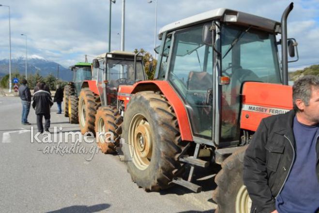 ΤΩΡΑ: Αγρότες έκλεισαν το δρόμο στον κόμβο Νεστάνης – Ανοιχτός ο αυτοκινητόδρομος «Μορέα»