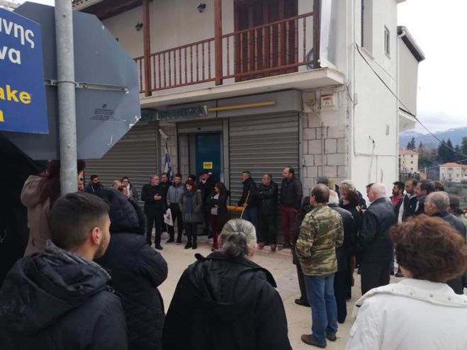 Τρόπαια | Κάτοικοι παρεμπόδισαν την έναρξη μετακόμισης της Εθνικής Τράπεζας (εικόνες)