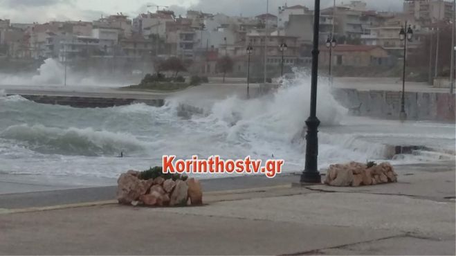 Κόρινθος | Τα κύματα σκέπασαν σκάφη στο λιμάνι! (vd)