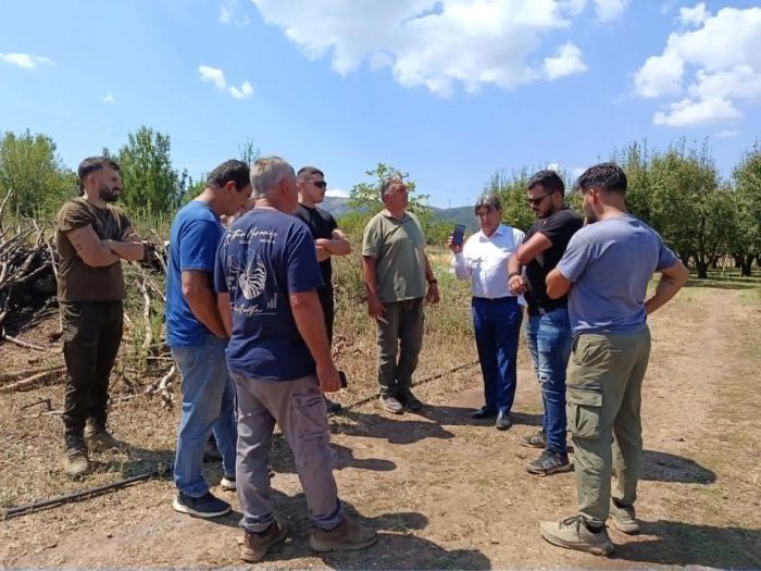 &Zeta;&eta;&mu;&iota;έ&sigmaf; &alpha;&pi;ό &chi;&alpha;&lambda;ά&zeta;&iota; &sigma;&tau;&eta;&nu; &Tau;&epsilon;&gamma;έ&alpha; | &Kappa;&omicron;&nu;&tau;ά &sigma;&tau;&omicron;&upsilon;&sigmaf; &alpha;&gamma;&rho;ό&tau;&epsilon;&sigmaf; &omicron; &Gamma;&iota;&alpha;&nu;&nu;&alpha;&kappa;&omicron;ύ&rho;&alpha;&sigmaf;, ά&mu;&epsilon;&sigma;&eta; &epsilon;&pi;&iota;&kappa;&omicron;&iota;&nu;&omega;&nu;ί&alpha; &mu;&epsilon; &tau;&omicron;&nu; &Lambda;&upsilon;&kappa;&omicron;&upsilon;&rho;έ&nu;&tau;&zeta;&omicron; &tau;&omicron;&upsilon; &Epsilon;&Lambda;&Gamma;&Alpha; (vd)