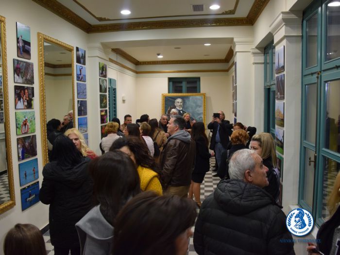 Έ&kappa;&theta;&epsilon;&sigma;&eta; &phi;&omega;&tau;&omicron;&gamma;&rho;&alpha;&phi;ί&alpha;&sigmaf; &gamma;&iota;&alpha; &tau;&eta;&nu; &Kappa;&omicron;ύ&beta;&alpha; &pi;&alpha;&rho;&omicron;&upsilon;&sigma;&iota;ά&sigma;&tau;&eta;&kappa;&epsilon; &sigma;&tau;&eta;&nu; &Tau;&rho;ί&pi;&omicron;&lambda;&eta;! (&epsilon;&iota;&kappa;ό&nu;&epsilon;&sigmaf;)